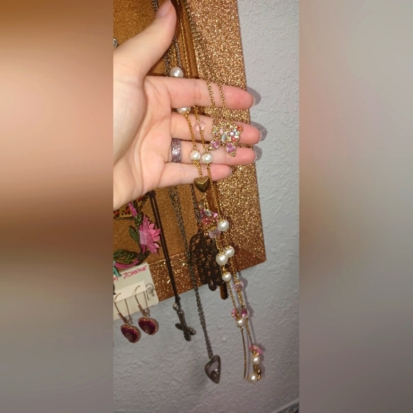 BETSEY JOHNSON PEARL AND BEE FLORAL LAYERED NECKLACE 🐝 - Picture 1 of 10